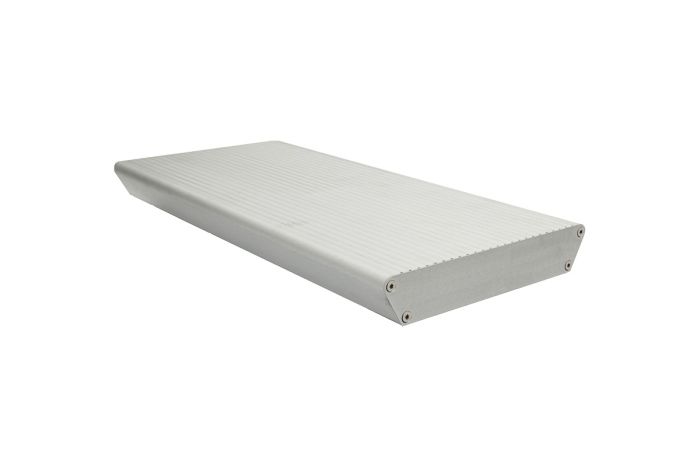 Aluminiumstufe rutschhemmend inkl. 2 Deckel und Schrauben - Ausführung: Edelstahloptik, Breite: 600 mm, Tiefe: 270 mm