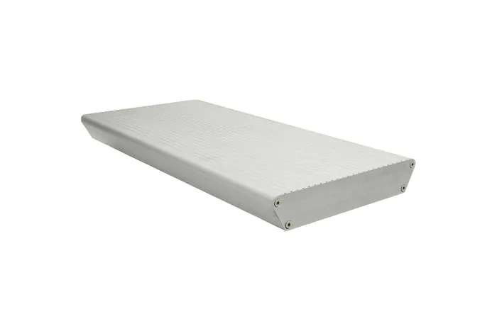 Aluminiumstufe rutschhemmend inkl. 2 Deckel und Schrauben - Ausführung: Edelstahloptik, Breite: 600 mm, Tiefe: 270 mm