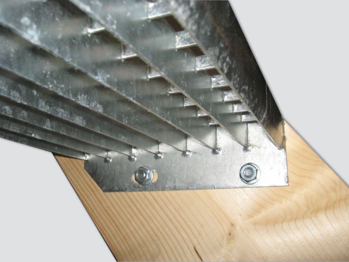 Gitterroststufen, Maschenweite 31/9 (30/10), b= 305mm verzinkt Gitterroststufen, Maschenweite 31/9 (30/10), b= 305mm verzinkt
