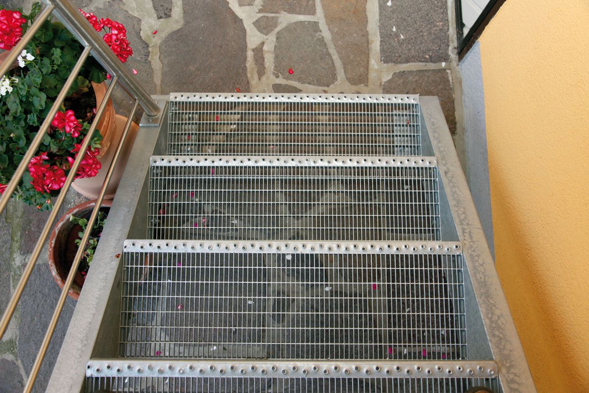 Gitterroste Treppenstufen Schweisspressroste 600x305 30x2 MW 30x30 verzinkt Gitterroste Treppenstufen Schweisspressroste 600x305 30x2 MW 30x30 verzinkt