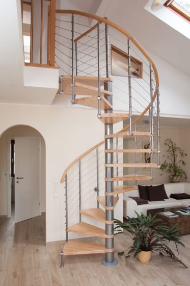 Spindeltreppe Innamincka Top - Holzart: Buche hell, Durchmesser: 158 cm, Metallfarbe: chrom, Abverkauf  