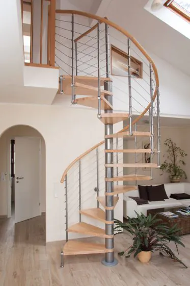 Spindeltreppe Innamincka Top - Holzart: Buche hell, Durchmesser: 158 cm, Metallfarbe: chrom, Abverkauf  