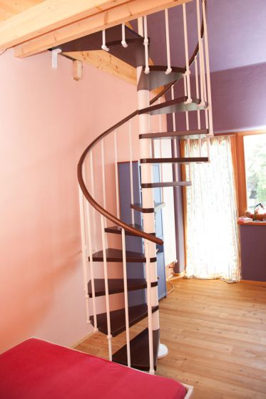 Spindeltreppe Innamincka - Holzart: Buche dunkel, Durchmesser: 118 cm, Metallfarbe: weiß, Abverkauf  