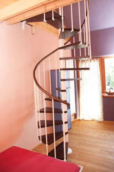 Spindeltreppe Innamincka - Holzart: Buche dunkel, Durchmesser: 118 cm, Metallfarbe: weiß, Abverkauf  