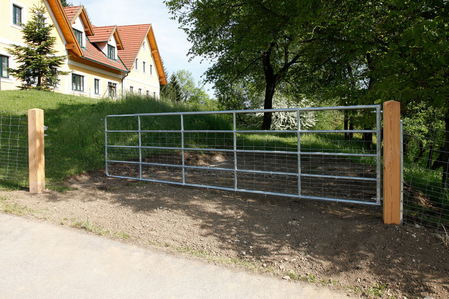 Ausziehbares Weidezauntor für Knotengeflecht